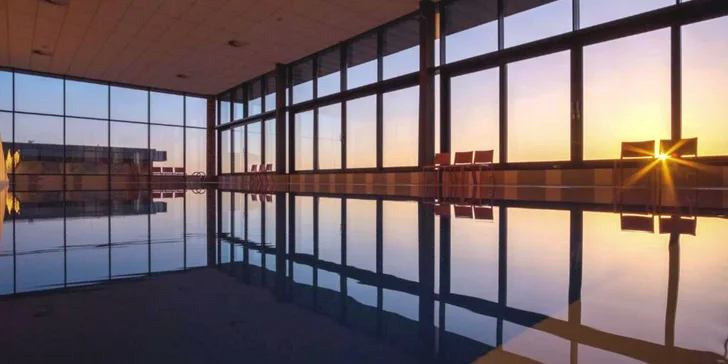 Letná dovolenka ako z katalógu: Slnečné jazerá a hotel s vlastnou plážou, krytým bazénom aj polpenziou