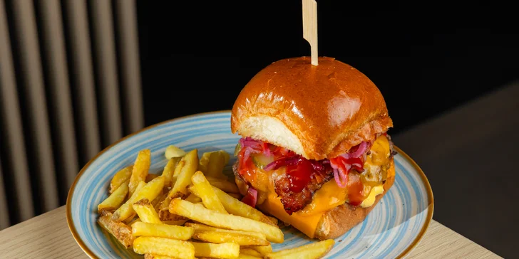 Burger alebo sendvič menu pre milovníkov hovädzieho a kuracieho mäsa