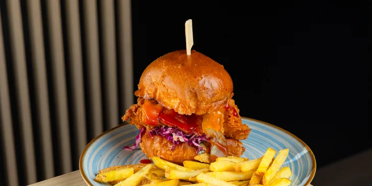 Burger alebo sendvič menu pre milovníkov hovädzieho a kuracieho mäsa