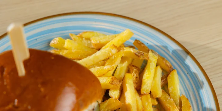 Burger alebo sendvič menu pre milovníkov hovädzieho a kuracieho mäsa