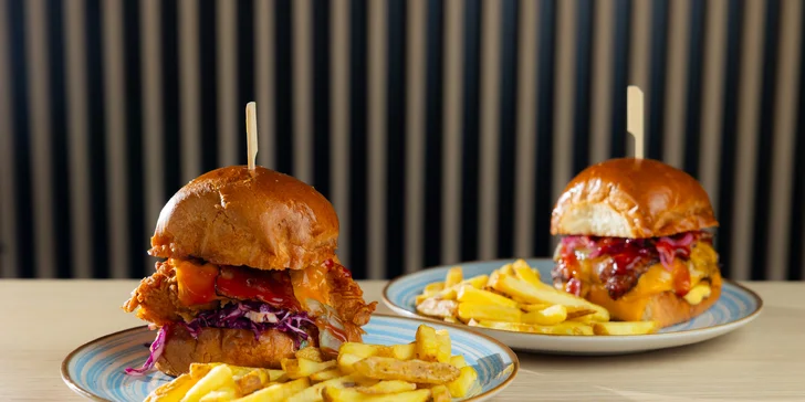 Burger alebo sendvič menu pre milovníkov hovädzieho a kuracieho mäsa