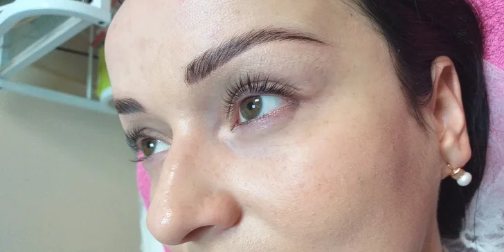 Lash lifting mihalníc s farbením alebo lamináciou obočia v novootvorenom salóne
