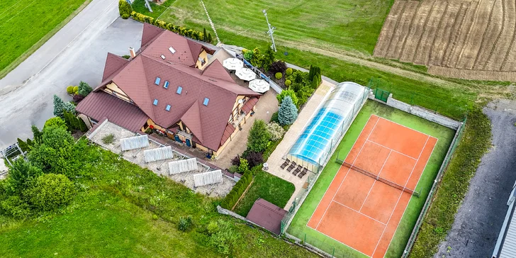 Pobyt v tichej lokalite Oravy: polpenzia, bazén, bowling a tenisové kurty priamo v areáli