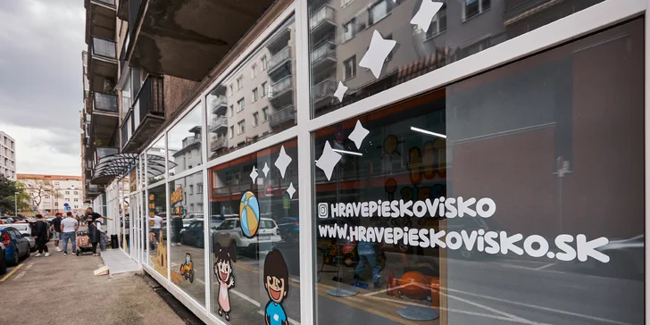 Vstup do najväčšieho vnútorného pieskoviska v Bratislave
