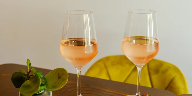 Miešané drinky alebo ochutnávková doska s vínom pre 2 osoby