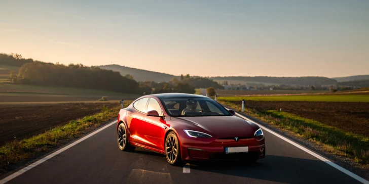 Zážitková jazda na vozidle TESLA MODEL S PLAID: 30 alebo 60 minút