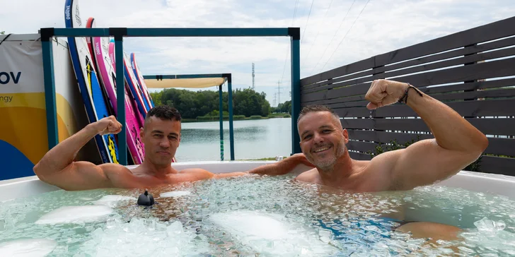 Otužovanie v ICE Draždiak: Vstup do ochladzovacej kade s ľadom