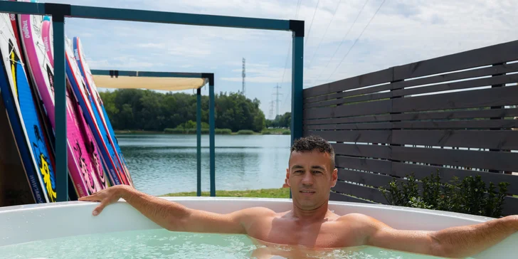 Otužovanie v ICE Draždiak: Vstup do ochladzovacej kade s ľadom
