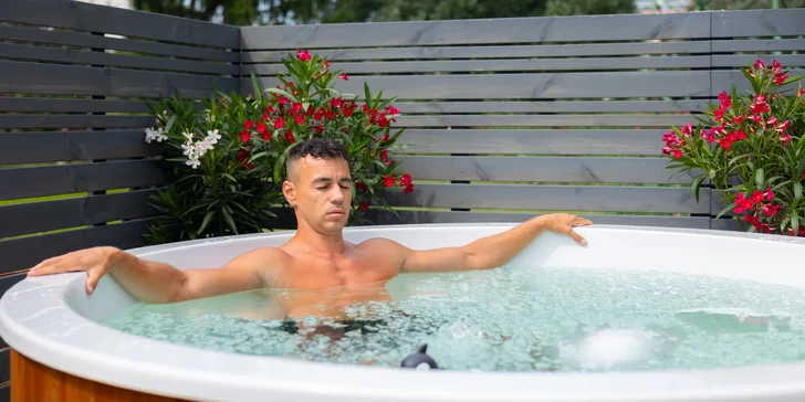 Otužovanie v ICE Draždiak: Vstup do ochladzovacej kade s ľadom