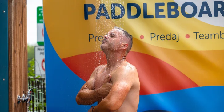 Otužovanie v ICE Draždiak: Vstup do ochladzovacej kade s ľadom