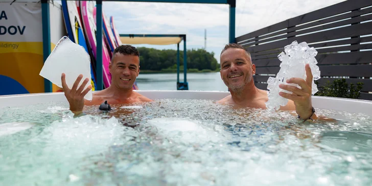 Otužovanie v ICE Draždiak: Vstup do ochladzovacej kade s ľadom