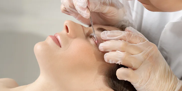 Lash lifting mihalníc s farbením alebo lamináciou obočia v novootvorenom salóne