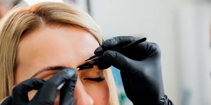 Lash lifting mihalníc s farbením alebo lamináciou obočia v novootvorenom salóne