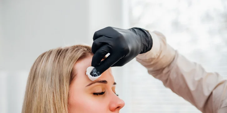 Lash lifting mihalníc s farbením alebo lamináciou obočia v novootvorenom salóne