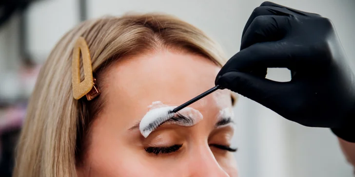 Lash lifting mihalníc s farbením alebo lamináciou obočia v novootvorenom salóne