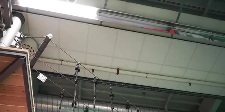 Vstup do Tarzánie - lanového centra s prekážkovou dráhou a 30 m dlhou zipline lanovkou