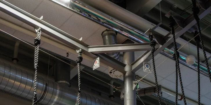 Vstup do Tarzánie - lanového centra s prekážkovou dráhou a 30 m dlhou zipline lanovkou