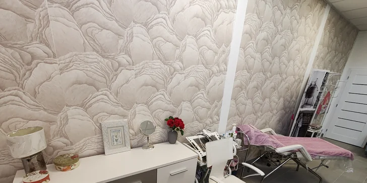 Lash lifting mihalníc s farbením alebo lamináciou obočia v novootvorenom salóne