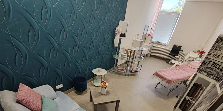 Lash lifting mihalníc s farbením alebo lamináciou obočia v novootvorenom salóne