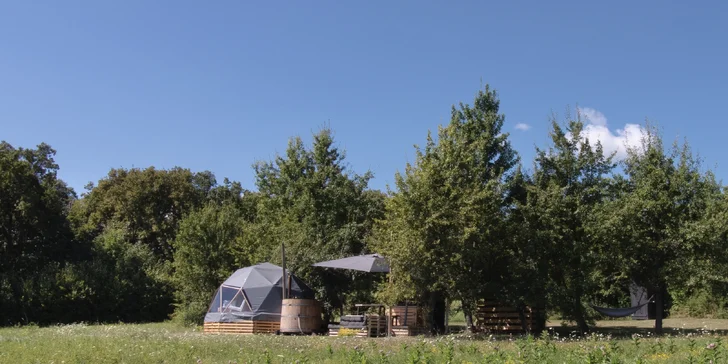 Jedinečný glamp na Zemplíne: romantika v prírode s kúpaním v drevenej kadi