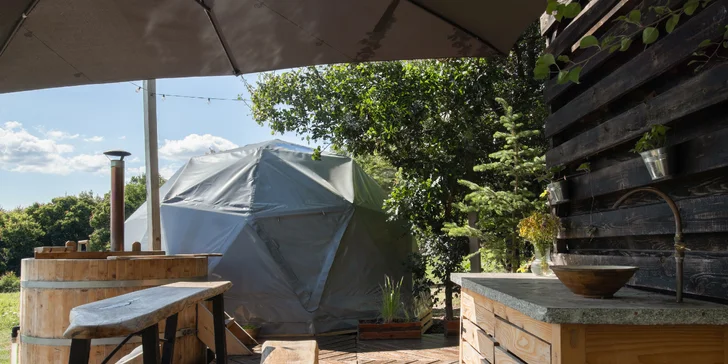 Jedinečný glamp na Zemplíne: romantika v prírode s kúpaním v drevenej kadi