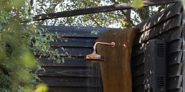 Jedinečný glamp na Zemplíne: romantika v prírode s kúpaním v drevenej kadi