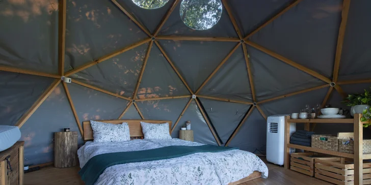Jedinečný glamp na Zemplíne: romantika v prírode s kúpaním v drevenej kadi