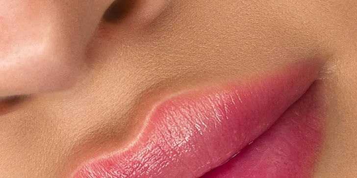 Výplň pier kyselinou hyalurónovou alebo hĺbkovo hydratačný "Lip Booster"