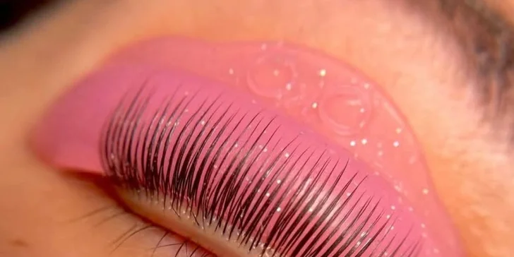 Lash lifting mihalníc alebo laminácia obočia