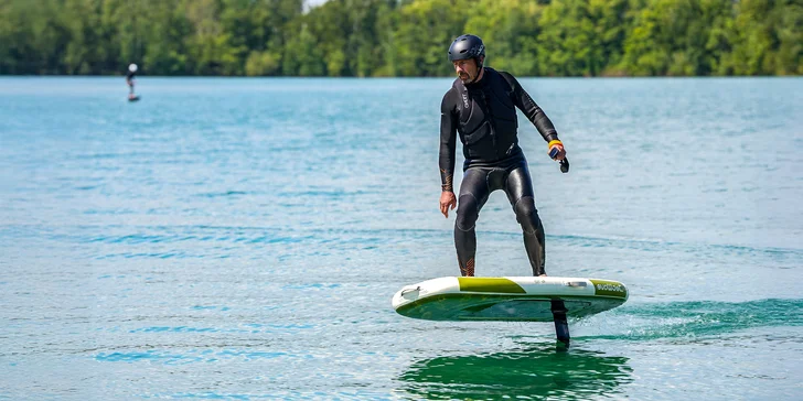 Naučte sa jazdiť na eFoil surfe a lietajte nad hladinou!