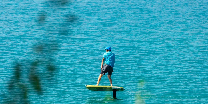 Naučte sa jazdiť na eFoil surfe a lietajte nad hladinou!