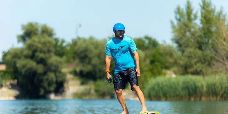 Naučte sa jazdiť na eFoil surfe a lietajte nad hladinou!