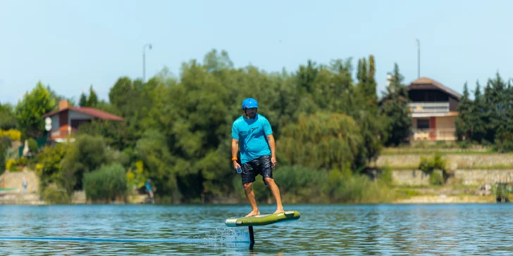 Naučte sa jazdiť na eFoil surfe a lietajte nad hladinou!