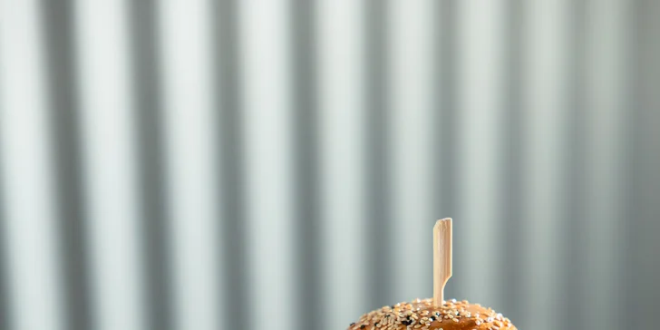 Hovädzí Dilema alebo Pulled pork burger s hranolčekmi