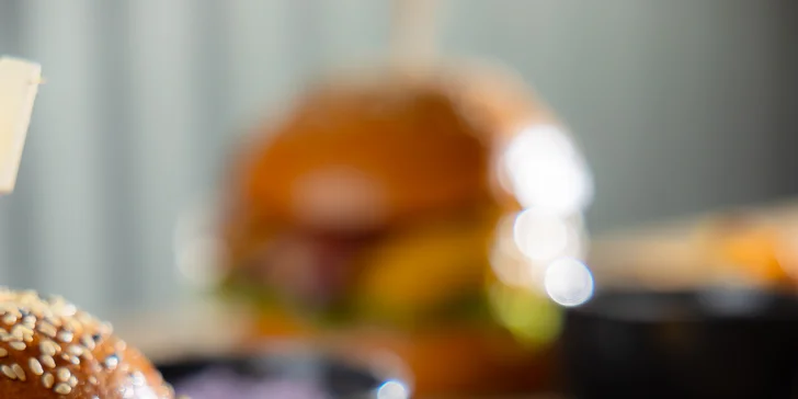 Hovädzí Dilema alebo Pulled pork burger s hranolčekmi