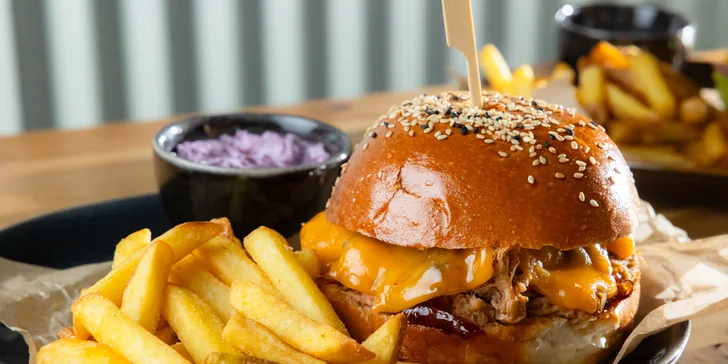 Hovädzí Dilema alebo Pulled pork burger s hranolčekmi