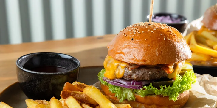 Hovädzí Dilema alebo Pulled pork burger s hranolčekmi