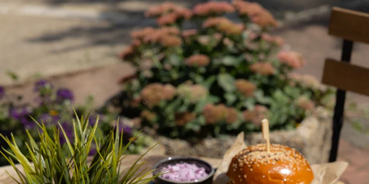 Hovädzí Dilema alebo Pulled pork burger s hranolčekmi