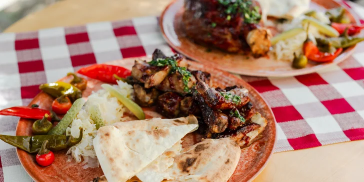 Pečené koleno alebo grilované rebrá sous vide pod Šarišským hradom