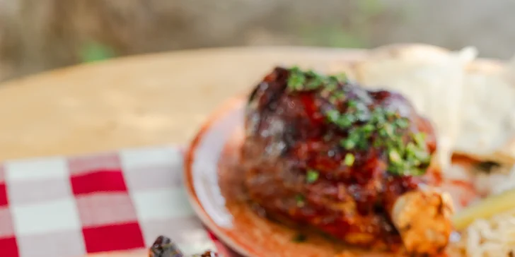 Pečené koleno alebo grilované rebrá sous vide pod Šarišským hradom