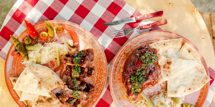 Pečené koleno alebo grilované rebrá sous vide pod Šarišským hradom