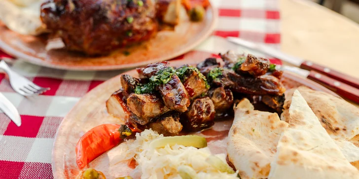 Pečené koleno alebo grilované rebrá sous vide pod Šarišským hradom