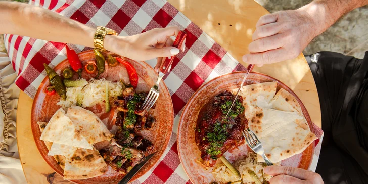 Pečené koleno alebo grilované rebrá sous vide pod Šarišským hradom