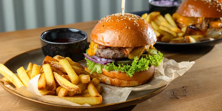 Hovädzí Dilema alebo Pulled pork burger s hranolčekmi