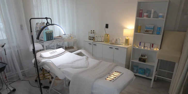 Lifting pleti pomocou rádiofrekvencie alebo rádiomezolift XILIA GLOW na tvár, krk a dekolt
