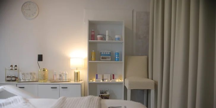 Lifting pleti pomocou rádiofrekvencie alebo rádiomezolift XILIA GLOW na tvár, krk a dekolt