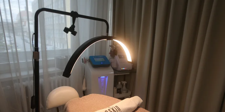 Lifting pleti pomocou rádiofrekvencie alebo rádiomezolift XILIA GLOW na tvár, krk a dekolt