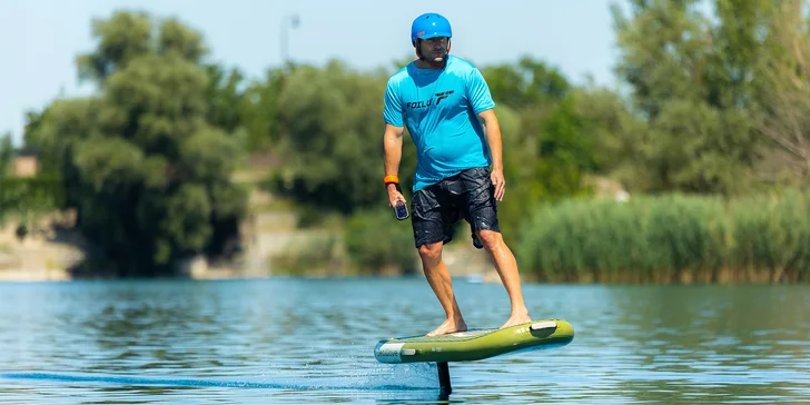Naučte sa jazdiť na eFoil surfe a lietajte nad hladinou!
