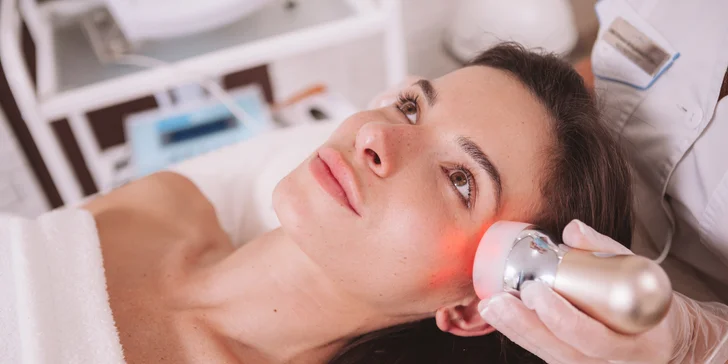 Lifting pleti pomocou rádiofrekvencie alebo rádiomezolift XILIA GLOW na tvár, krk a dekolt