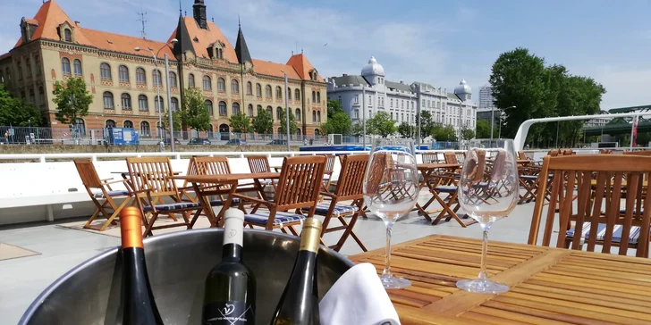 Plavba loďou s All You Can Eat bufetom: chutná a hlavne bohatá večera s výhľadom na Bratislavu